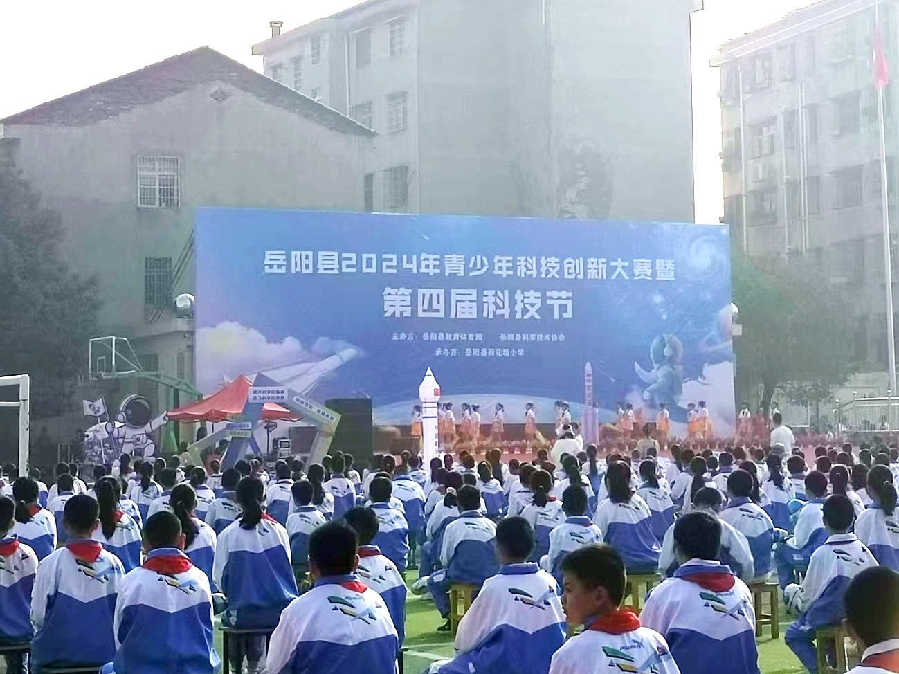 3377官网宣传车亮相“岳阳县2024年青少年科技创新大赛暨第四届科技节”